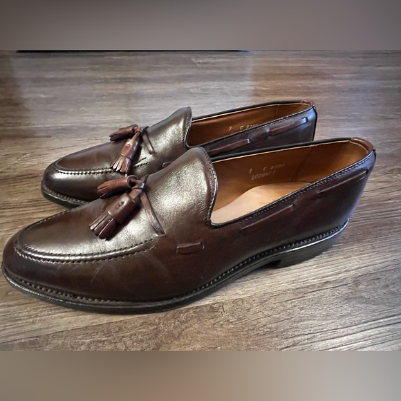 Allen Edmonds Grayson
Burgundy/Brown Tassel
Loafer Size 9 - Picture 3 of 10